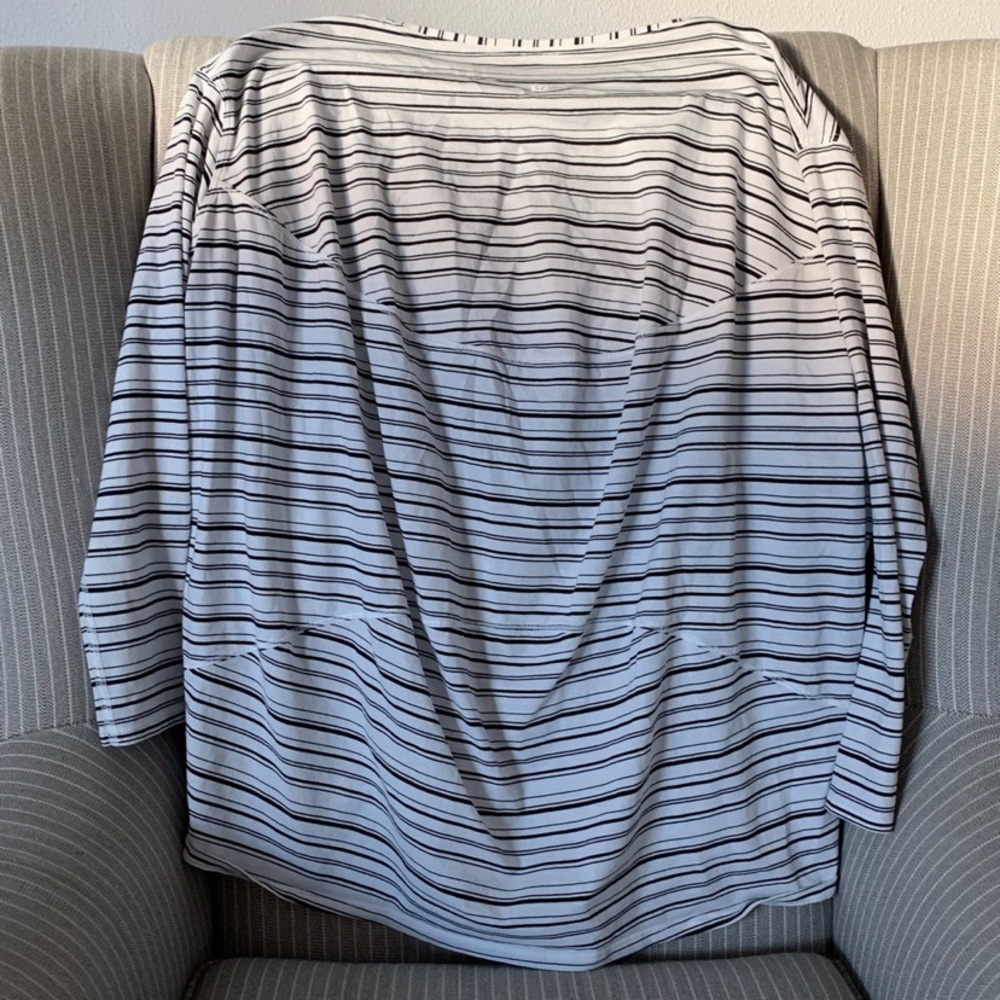 Lululemon back in action shirt